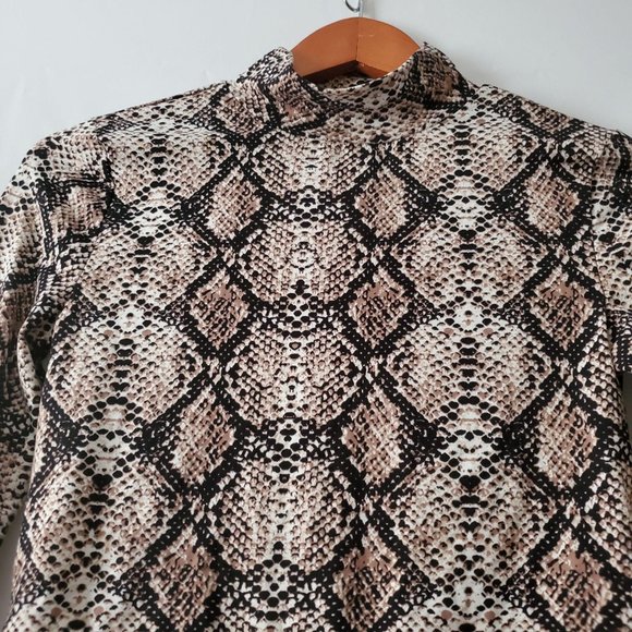Forever 21 Women's Snake Print Mock Neck Crop Long Sleeve Top Size Medium - Picture 8 of 16